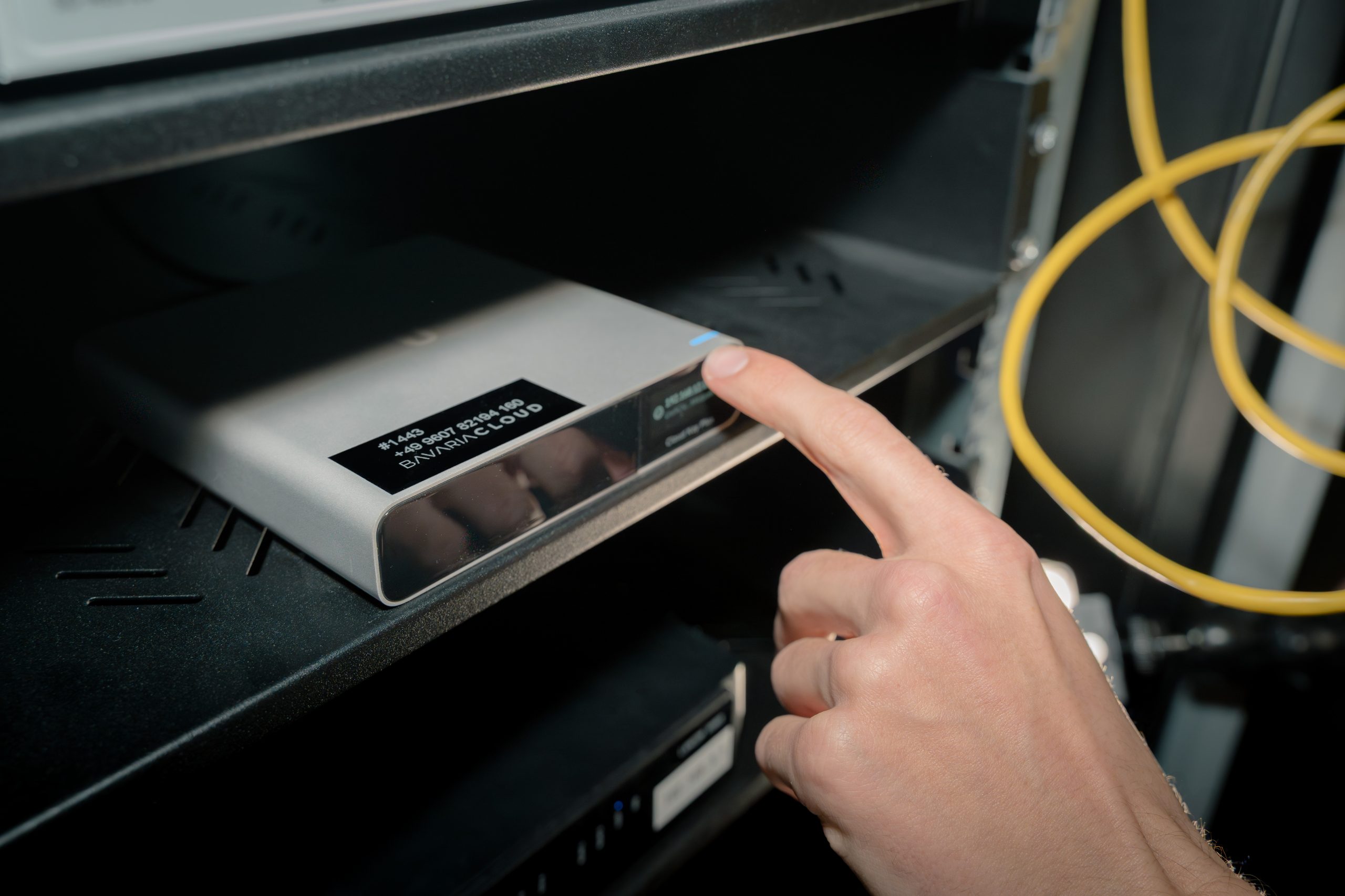 VALEO IT Techniker bei der Firewall-Installation und Netzwerkkonfiguration im Unternehmen
