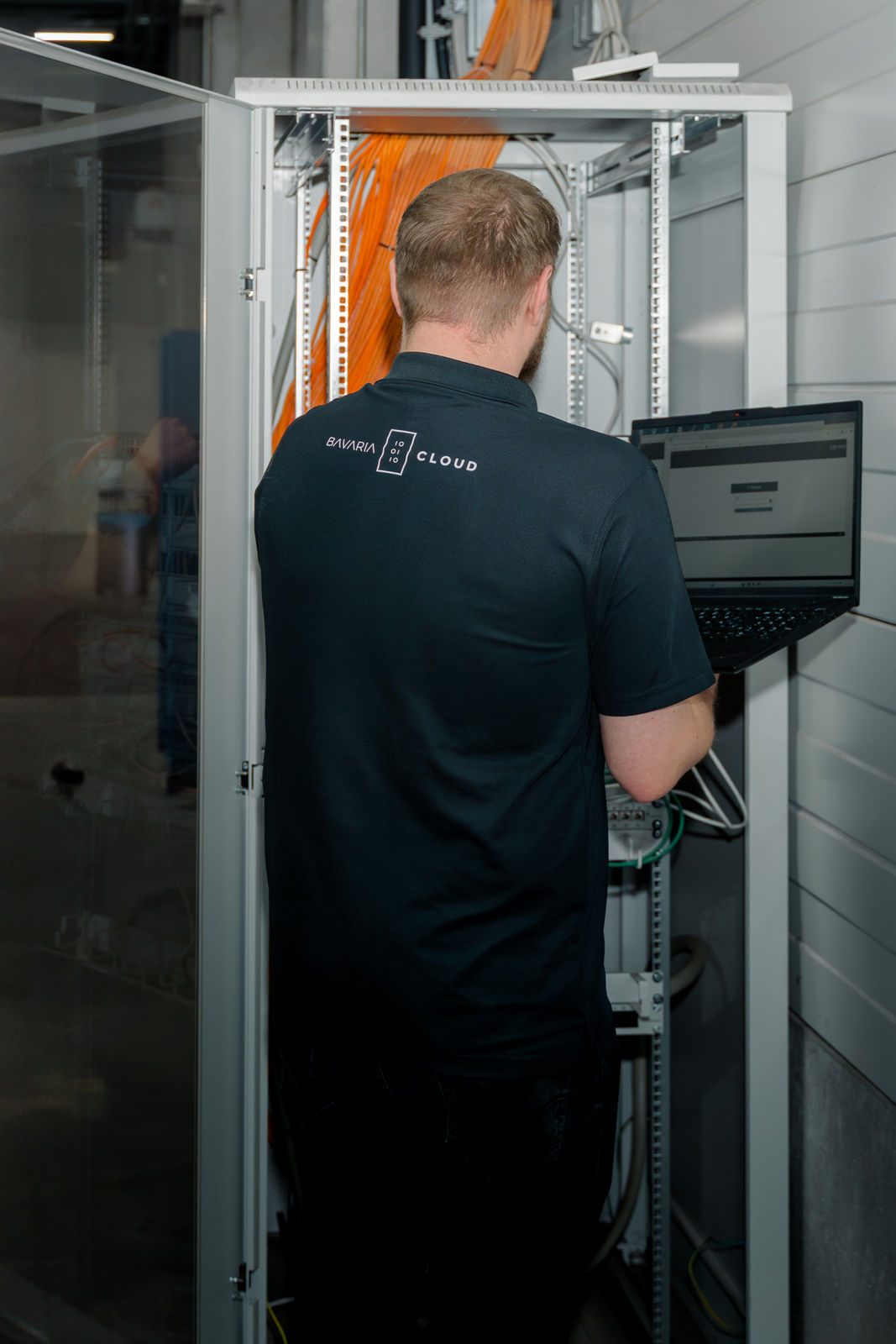 VALEO IT Techniker implementiert Cyber Security Maßnahmen beim Kunden vor Ort in der Oberpfalz