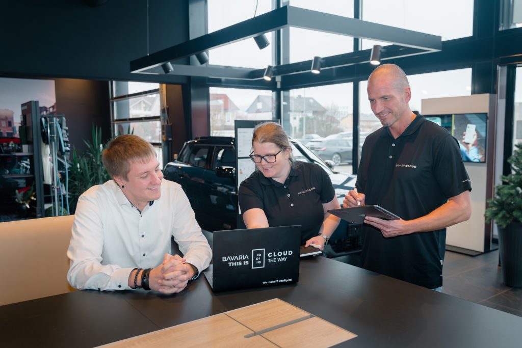 VALEO IT Techniker berät Mitarbeiter eines Handelsunternehmens im Autohaus