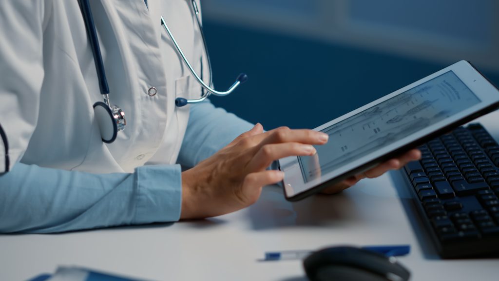 Arzt nutzt Tablet – VALEO IT betreut IT-Infrastruktur für Gesundheits- und Pflegeeinrichtungen