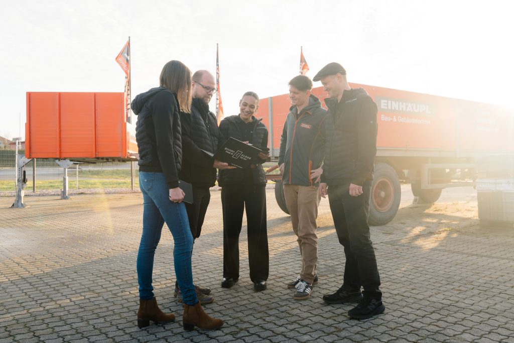 VALEO IT Team beim Beratungsgespräch mit Mitarbeitern eines Logistikunternehmens