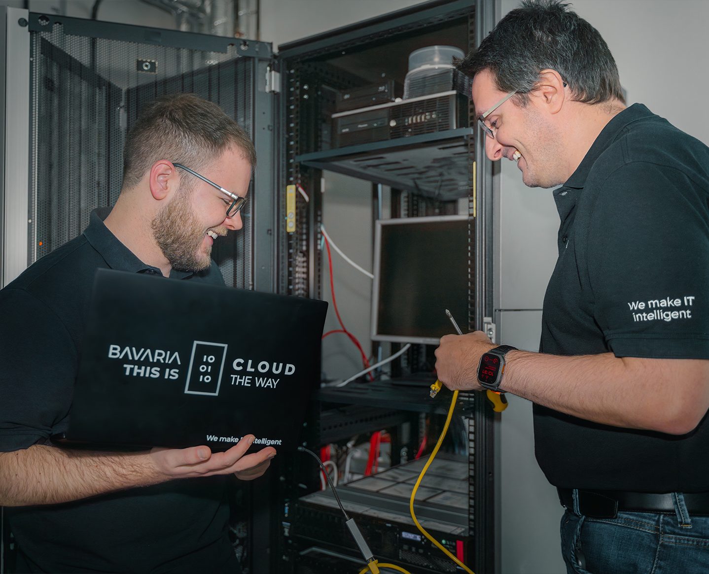 VALEO IT Techniker bei der Server-Einrichtung vor der Cloud-Migration